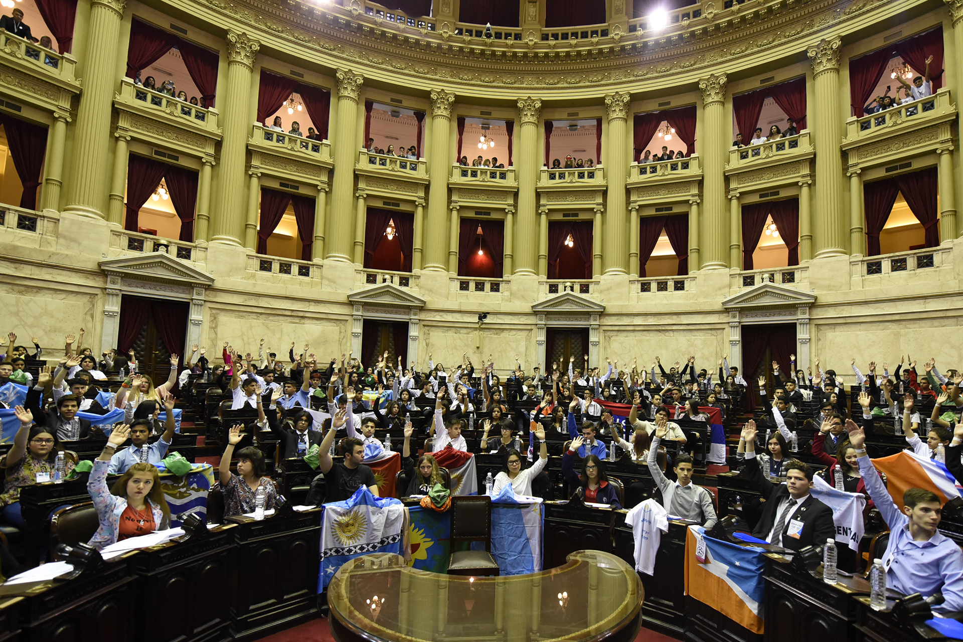 Galeria de imagenes de la noticia ESTUDIANTES SECUNDARIOS DE TODO EL PAÍS SESIONARON EN EL CONGRESO DE LA NACIÓN